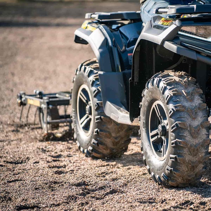 Gårdsharv ATV med justerbart chassi